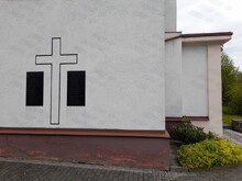Umístění pamětních desek obětem 1. a 2. světové války z řad občanů Proskovic na stěně kostela sv. Floriána na ul. Světlovská. Autorka: Lenka Rokowská, 2026