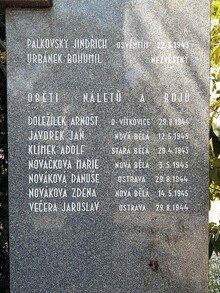 Detail pamětní desky umučeným, nezvěstným a obětem náletů a bojů 2. světové války v Nové Bělé. Autorka: Lenka Rokowská, 2026