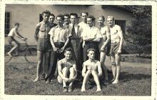 Členové Sokola v&nbsp;Nové Bělé v&nbsp;r. 1940. Miroslav Andrýsek stojící zcela vpravo Zdroj: TJ Sokol Nová Bělá, fotoalbum (uveřejněno s&nbsp;laskavým svolením jednoty)