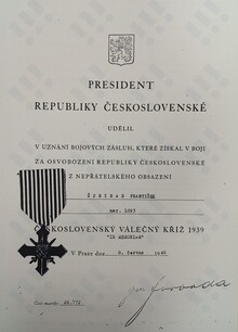 Československý válečný kříž 1939 in memoriam udělený Františku Špryňarovi. Zdroj: Vojenský historický archiv, Osvědčení dle zákona č. 255/1946 Sb.,&nbsp;čj.:&nbsp;116770/47.