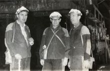 JUDr. Karel Říha, ml. (vlevo) zaměstnanec OKD. Soukromá sbírka Ing. Zdeňka Říhy, zveřejněno s&nbsp;jeho laskavým souhlasem.