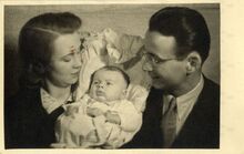 JUDr. Karel Říha, ml. s&nbsp;manželkou Jitkou a&nbsp;synem Zdeňkem. Soukromá sbírka Ing. Zdeňka Říhy, zveřejněno s&nbsp;jeho laskavým souhlasem.