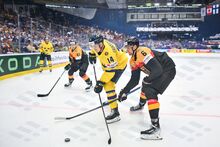 Záběr z&nbsp;utkání na mistrovství světa v&nbsp;hokeji mezi týmy Švédska a&nbsp;Německa (13. května)