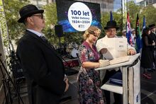 Náměstkyně primátora Lucie Baránková Vilamová podepisuje prohlášení starostů u příležitosti 100. výročí vzniku Velké Ostravy.