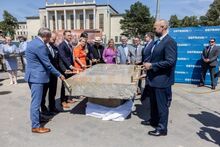 Prezident Petr Pavel, primátor Jan Dohnal, architekt Steven Holl, ředitel JFO Jan Žemla, ministr financí Zbyněk Stanjura a další hosté při poklepu na základní kámen koncertního sálu.