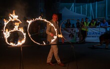 Starosta městského obvodu Polanka nad Odrou Pavel Bochnia zapaluje symbol 600. výročí první písemné zmínky o Polance nad Odrou. 