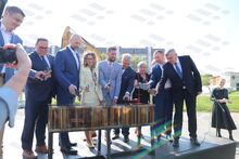 Symbolický poklep na základní kámen nové budovy Černé kostky – nové moderní budovy Moravskoslezské vědecké knihovny.