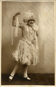 Jarmila Bělková (roz. Čurdová) v&nbsp;divadelním kostýmu ochotnického spolku, 1928-1929. Zdroj: Archiv města Ostravy, fond Divadelní jednota sociální demokracie Máj Vítkovice 