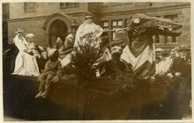 Jarmila Bělková (roz. Čurdová) jako princezna na alegorickém voze v&nbsp;průvodu ke Dni dětí, 1928. Zdroj: Archiv města Ostravy, fond Divadelní jednota sociální demokracie Máj Vítkovice 